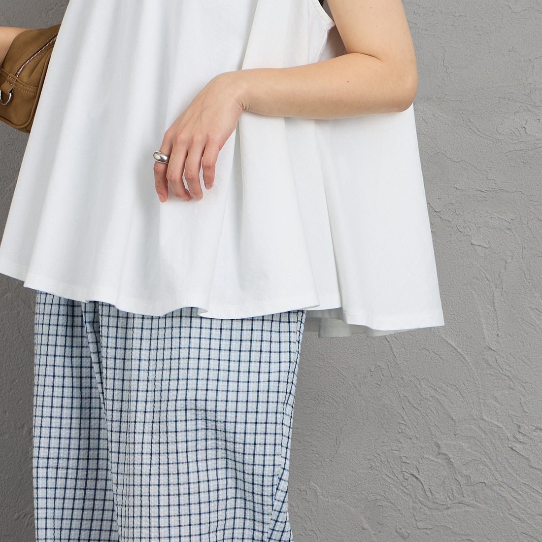 ORCIVAL [オーシバル] ノースリーブプルオーバー [OR-C0533OEJ] WHITE &&モデル身長：158cm 着用サイズ：1&&