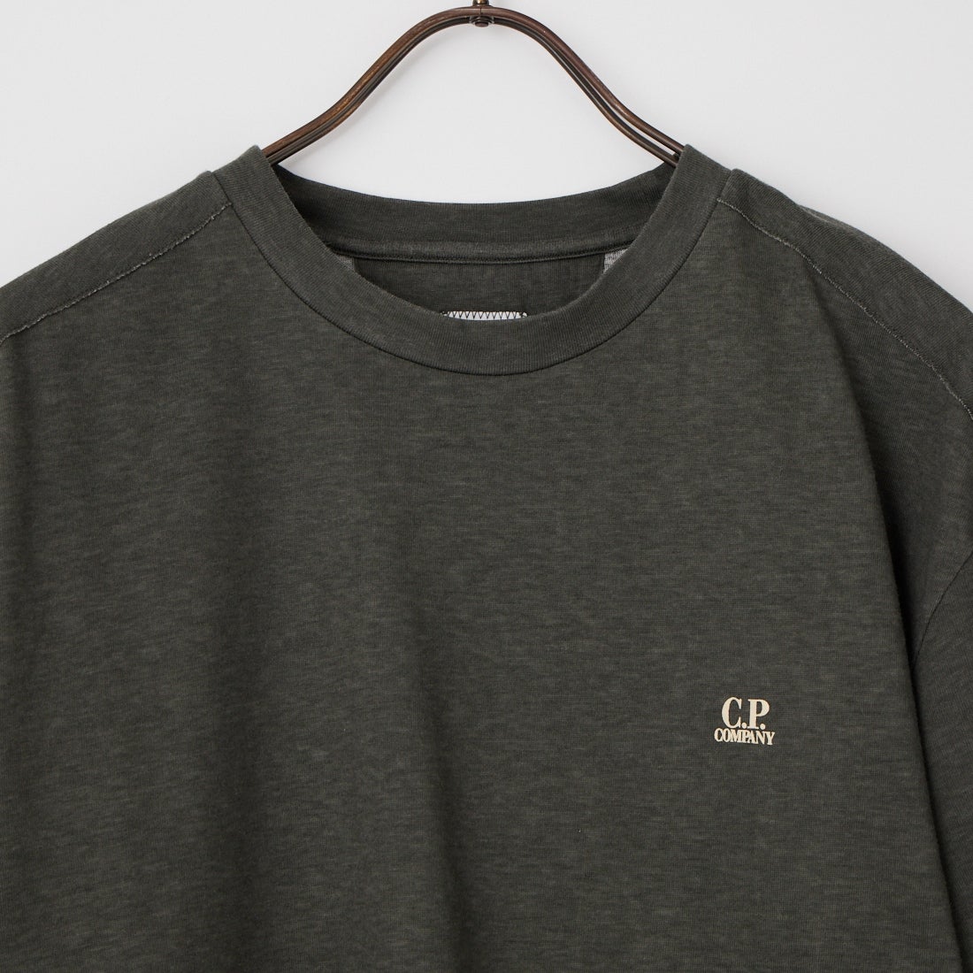 C.P.COMPANY [シーピーカンパニー] ジャージー プレーテッド ロゴ Tシャツ [20CMTS192A] 921 GUNMET