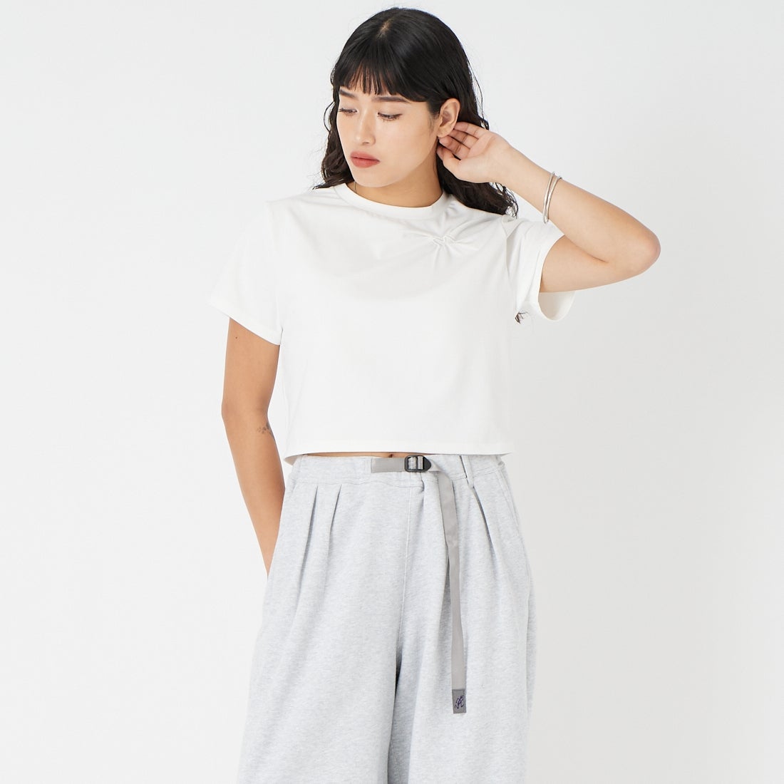 emmi [エミ] emmiロゴ クロップドTシャツ [13WCT261072] OWHT &&モデル身長：162cm 着用サイズ：F&&