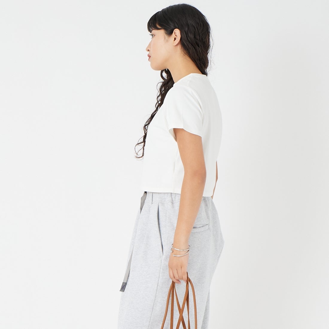emmi [エミ] emmiロゴ クロップドTシャツ [13WCT261072] OWHT &&モデル身長：162cm 着用サイズ：F&&