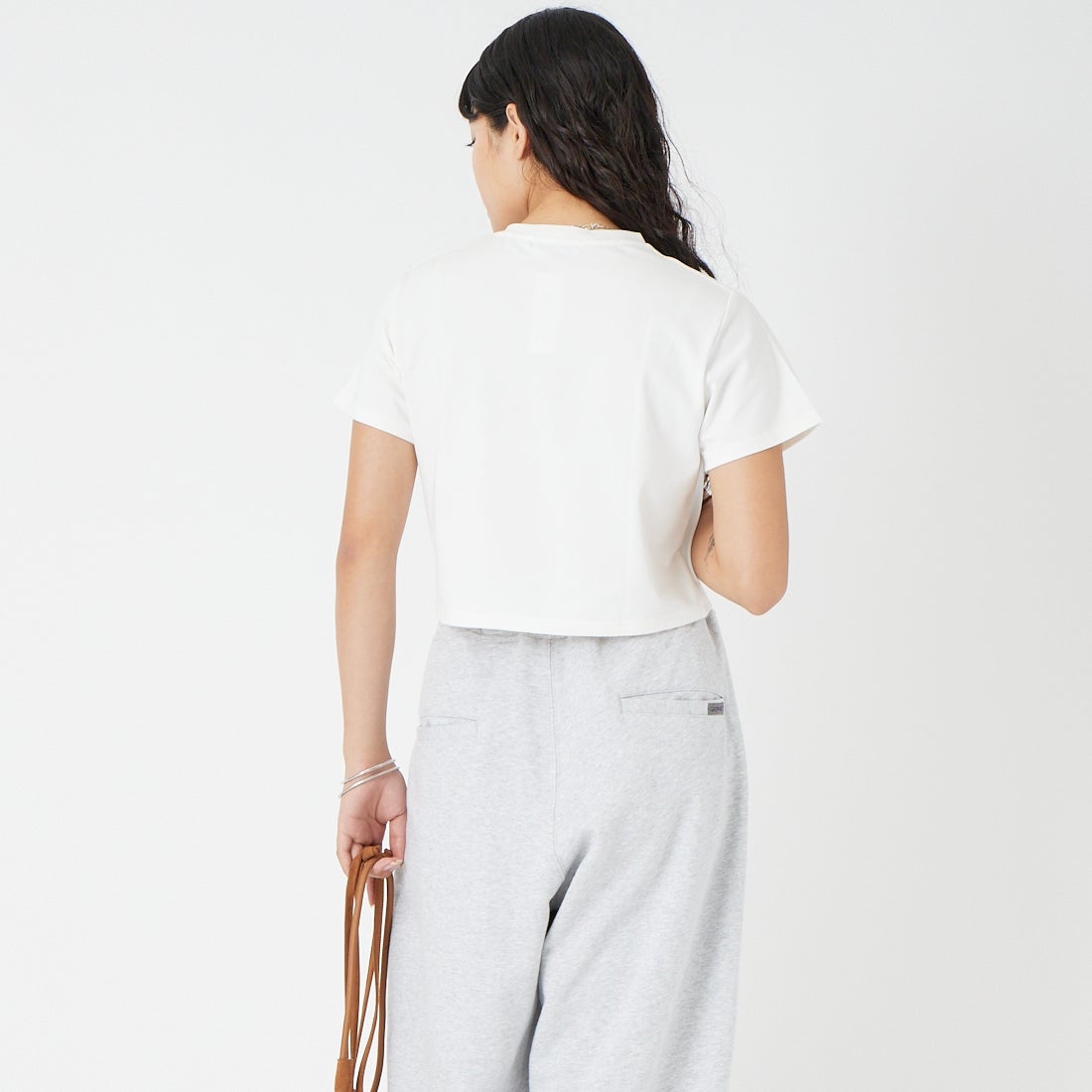 emmi [エミ] emmiロゴ クロップドTシャツ [13WCT261072] OWHT &&モデル身長：162cm 着用サイズ：F&&