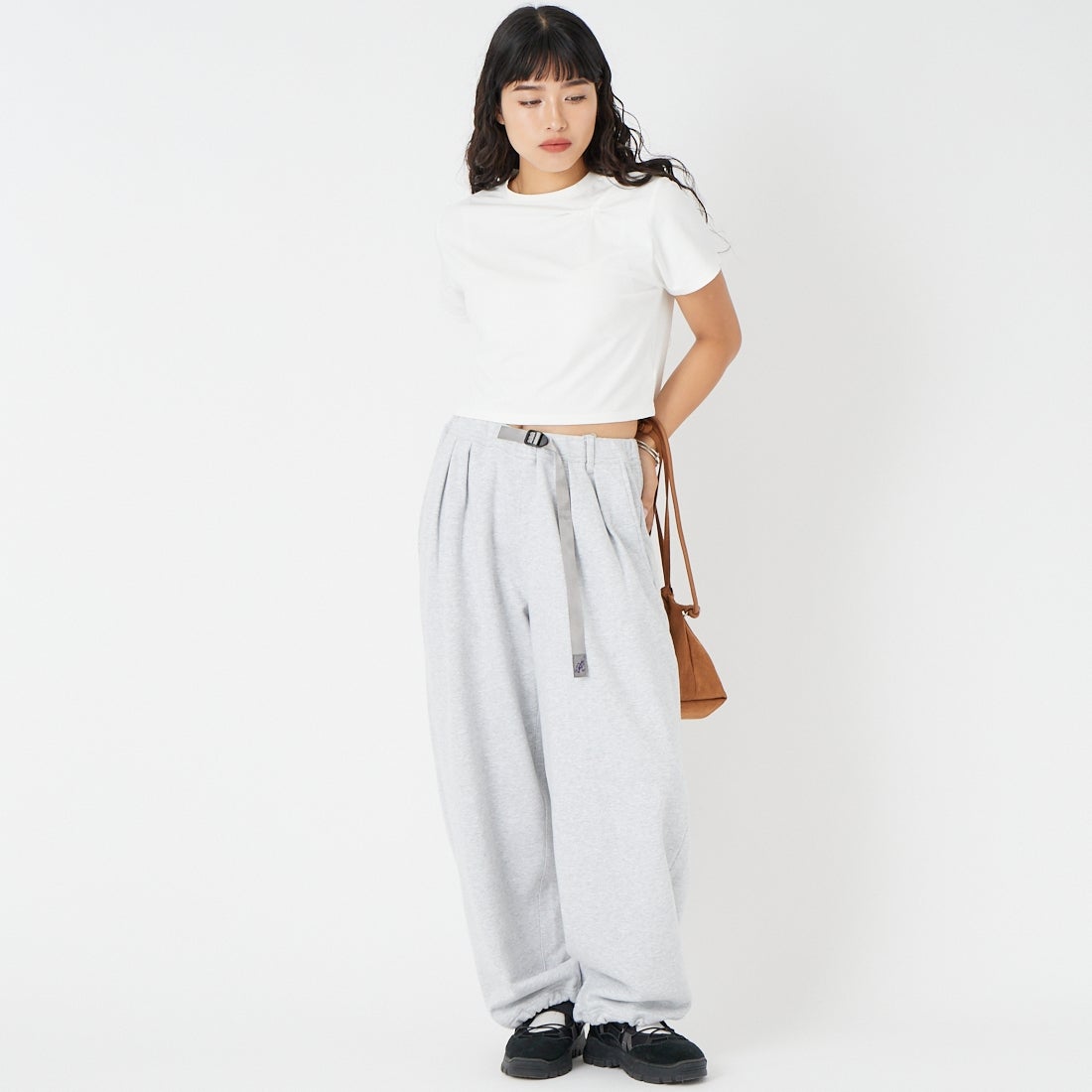 emmi [エミ] emmiロゴ クロップドTシャツ [13WCT261072] OWHT &&モデル身長：162cm 着用サイズ：F&&