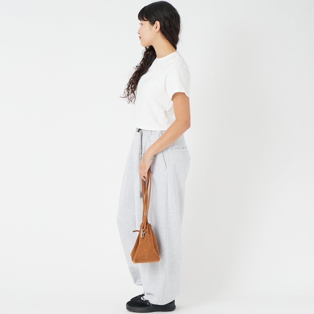 emmi [エミ] emmiロゴ クロップドTシャツ [13WCT261072] OWHT &&モデル身長：162cm 着用サイズ：F&&