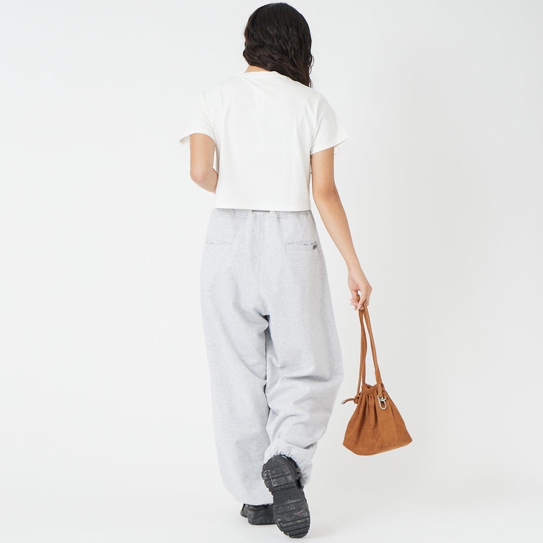 emmi [エミ] emmiロゴ クロップドTシャツ [13WCT261072] OWHT &&モデル身長：162cm 着用サイズ：F&&