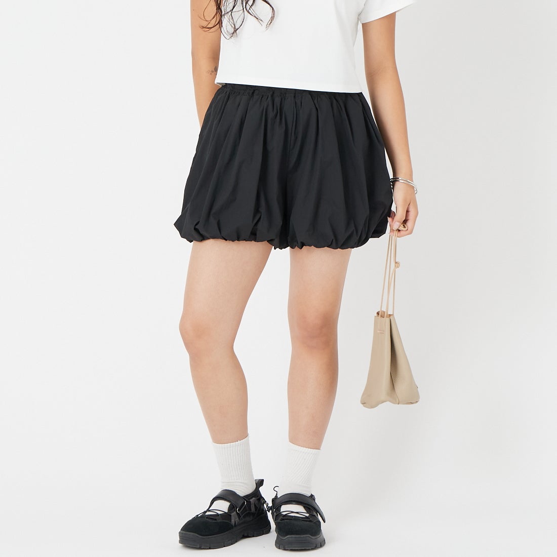 emmi [エミ] バルーンショートパンツ [13WFP261080] BLACK &&モデル身長：162cm 着用サイズ：F&&