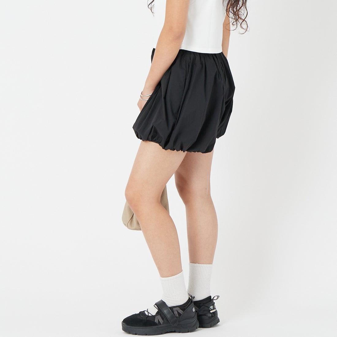 emmi [エミ] バルーンショートパンツ [13WFP261080] BLACK &&モデル身長：162cm 着用サイズ：F&&