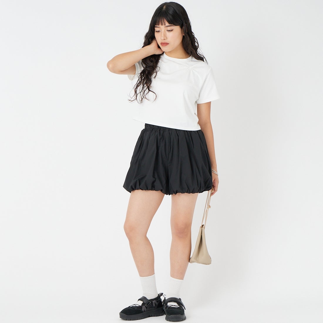 emmi [エミ] バルーンショートパンツ [13WFP261080] BLACK &&モデル身長：162cm 着用サイズ：F&&