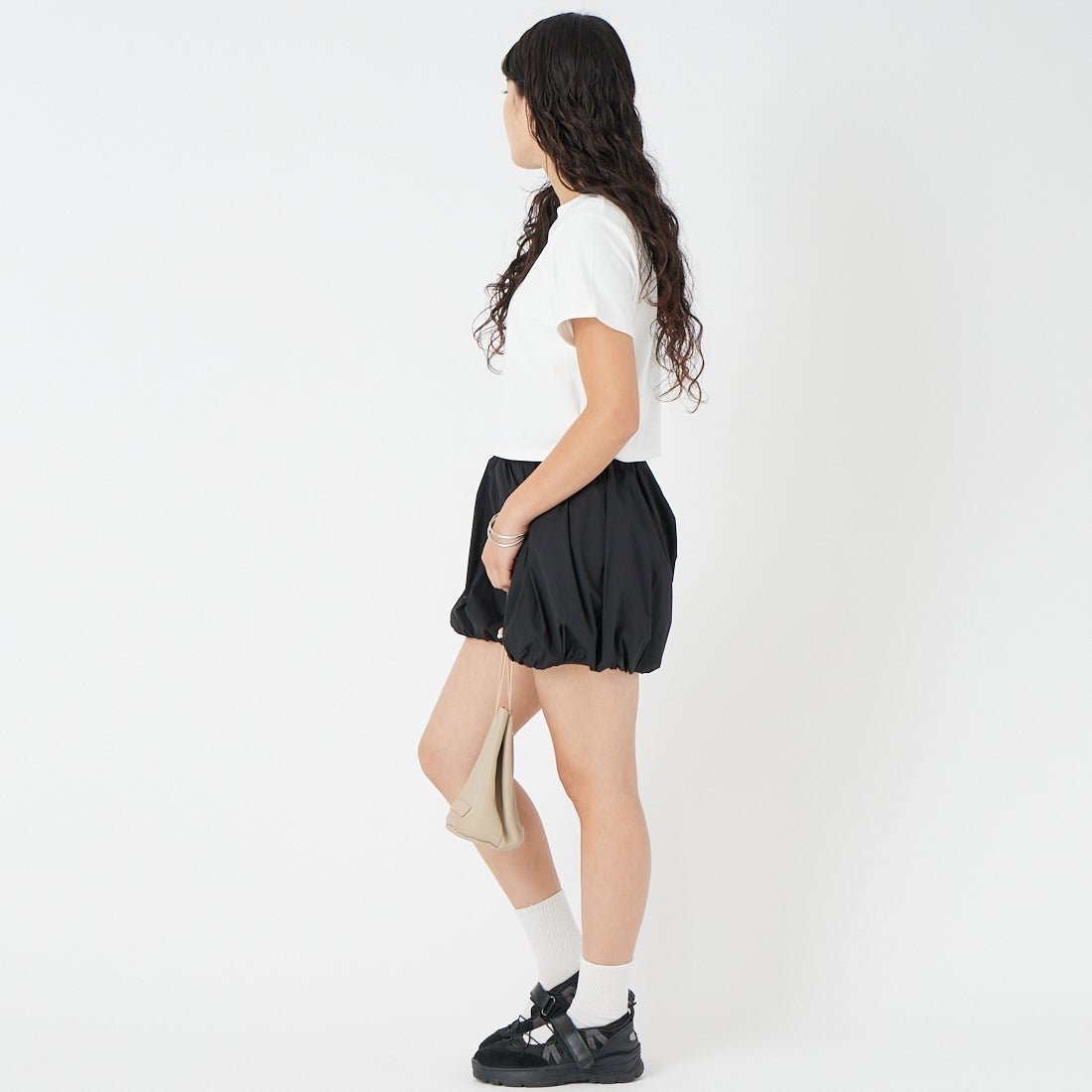 emmi [エミ] バルーンショートパンツ [13WFP261080] BLACK &&モデル身長：162cm 着用サイズ：F&&