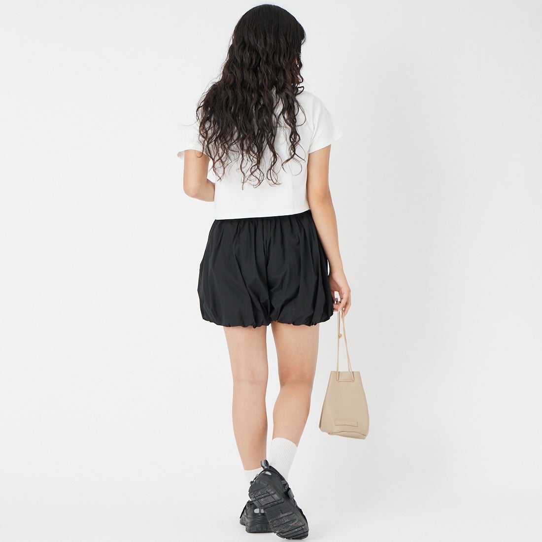 emmi [エミ] バルーンショートパンツ [13WFP261080] BLACK &&モデル身長：162cm 着用サイズ：F&&