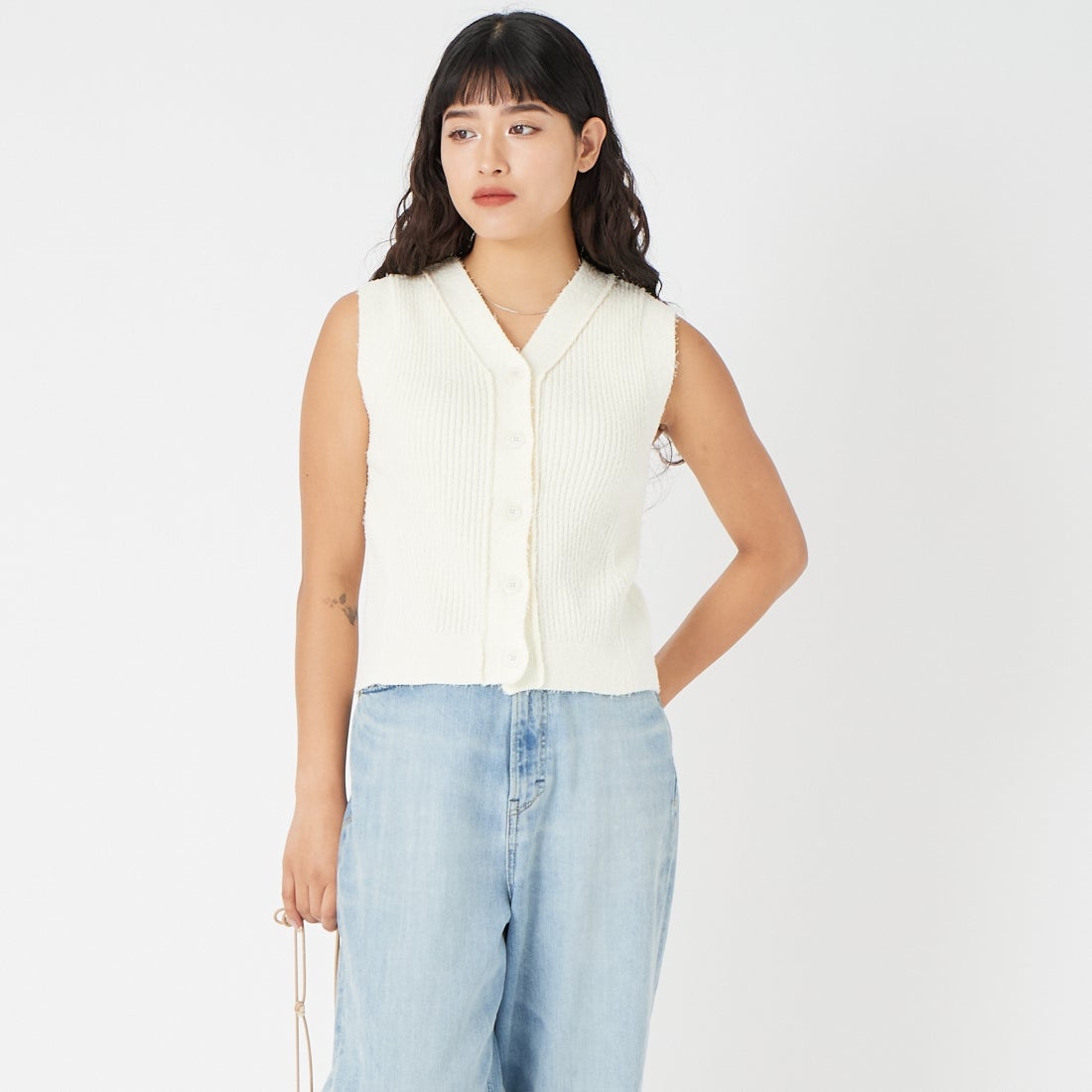 emmi [エミ] ツノヤーン リブニットベスト [13WNT261061] OWHT &&モデル身長：162cm 着用サイズ：F&&
