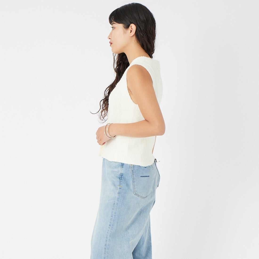 emmi [エミ] ツノヤーン リブニットベスト [13WNT261061] OWHT &&モデル身長：162cm 着用サイズ：F&&