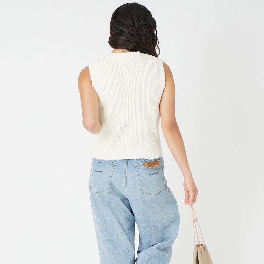 emmi [エミ] ツノヤーン リブニットベスト [13WNT261061] OWHT &&モデル身長：162cm 着用サイズ：F&&