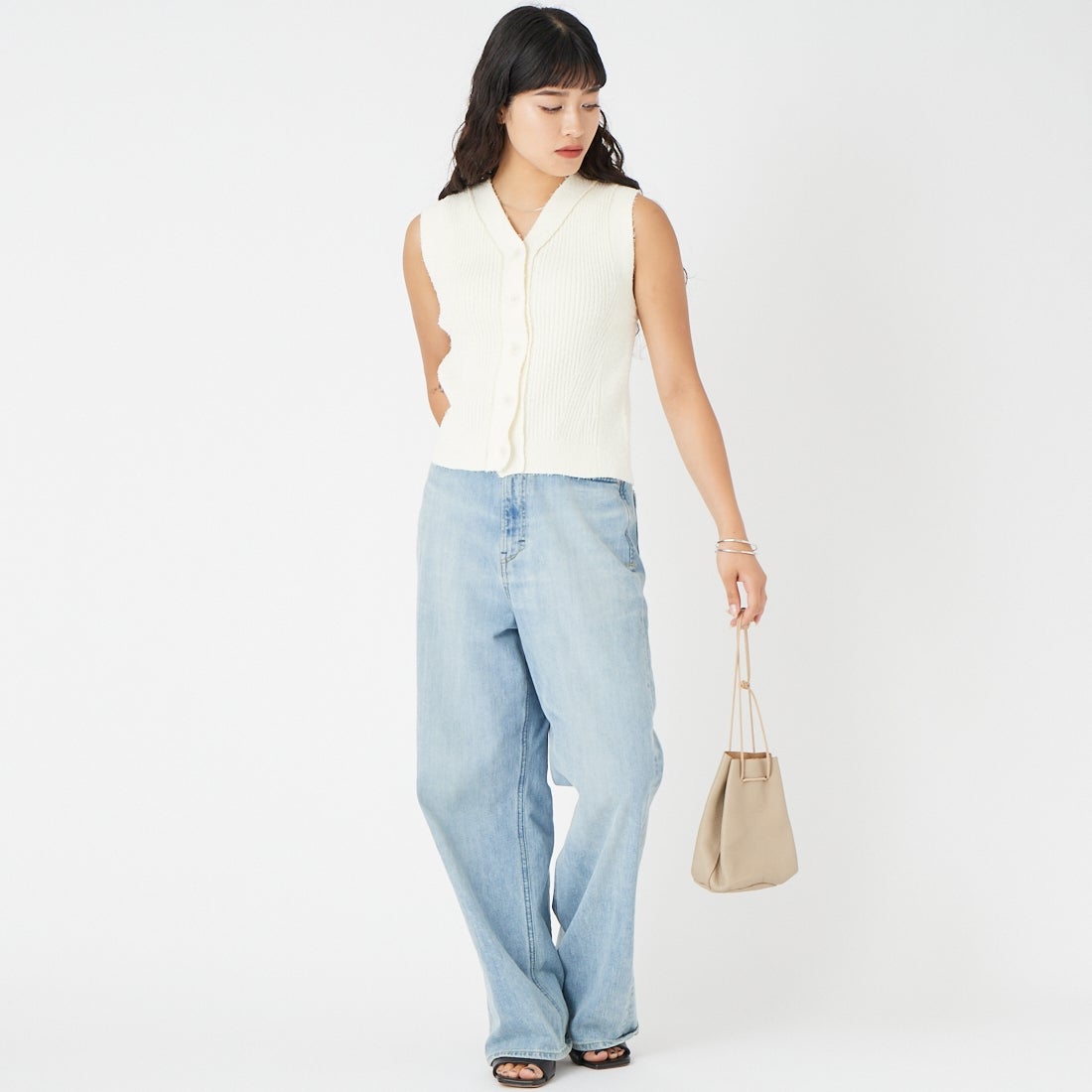 emmi [エミ] ツノヤーン リブニットベスト [13WNT261061] OWHT &&モデル身長：162cm 着用サイズ：F&&