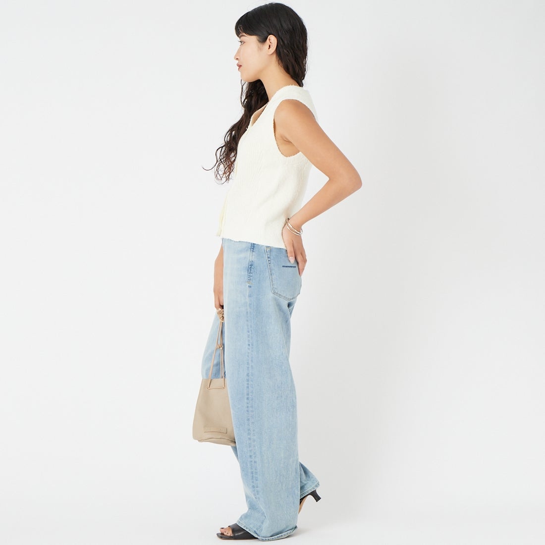 emmi [エミ] ツノヤーン リブニットベスト [13WNT261061] OWHT &&モデル身長：162cm 着用サイズ：F&&