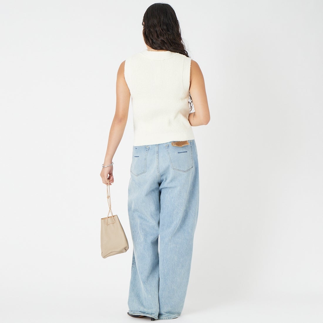 emmi [エミ] ツノヤーン リブニットベスト [13WNT261061] OWHT &&モデル身長：162cm 着用サイズ：F&&