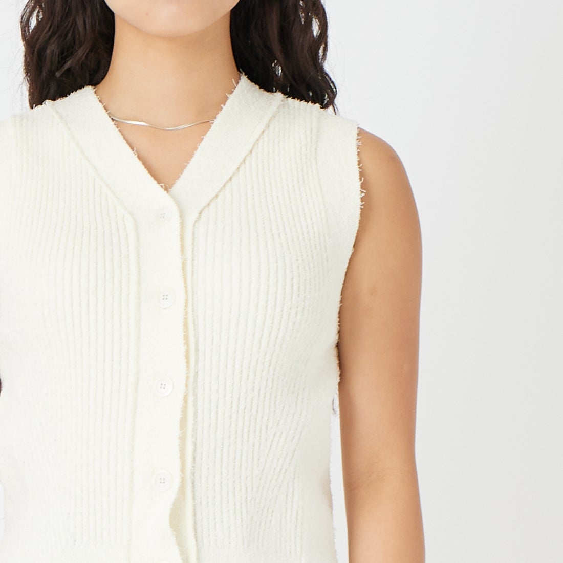 emmi [エミ] ツノヤーン リブニットベスト [13WNT261061] OWHT &&モデル身長：162cm 着用サイズ：F&&