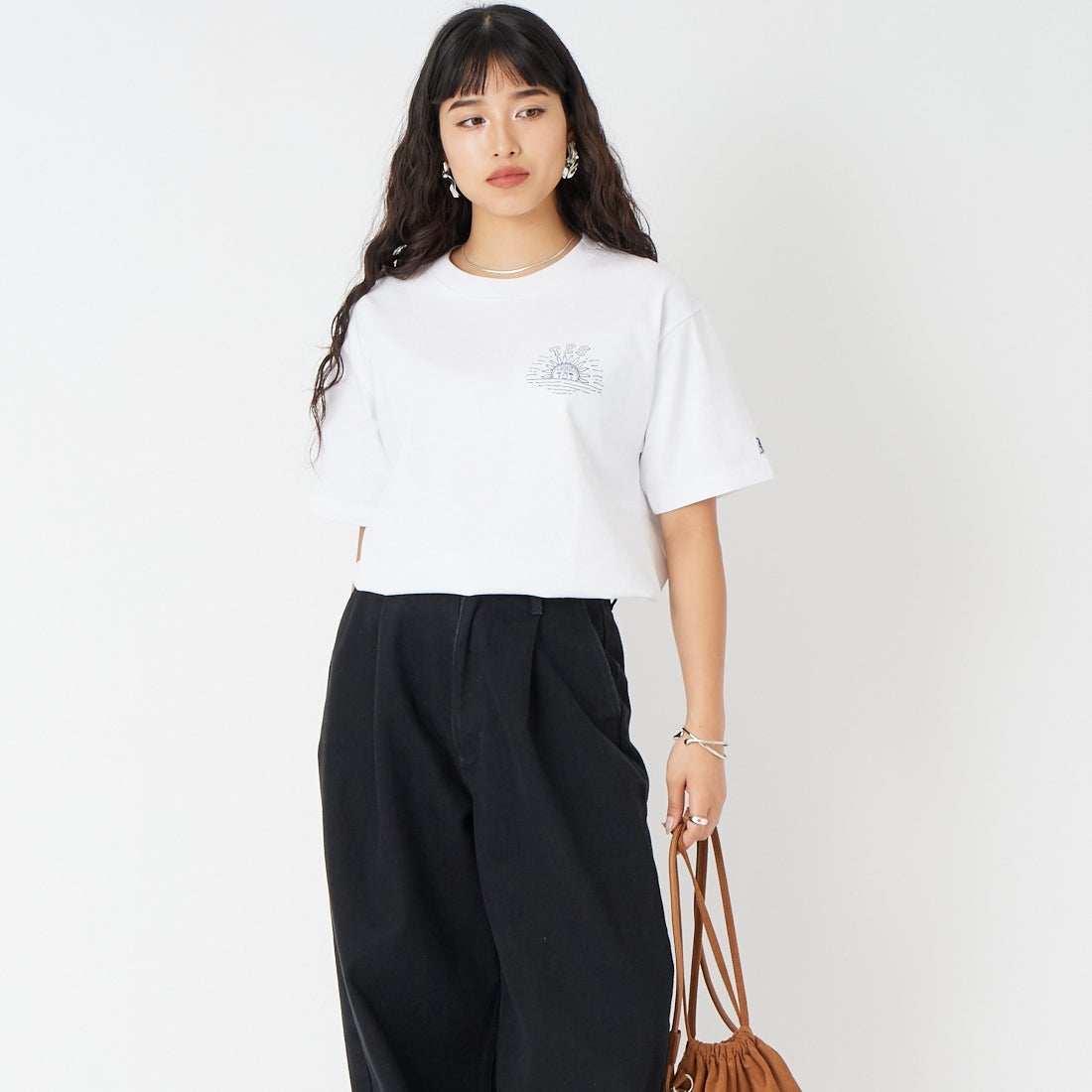 The Endless Summer [エンドレスサマー] バンダナ刺繍 Tシャツ [C-26574308] 07 WHITE &&モデル身長：162cm 着用サイズ：S&&