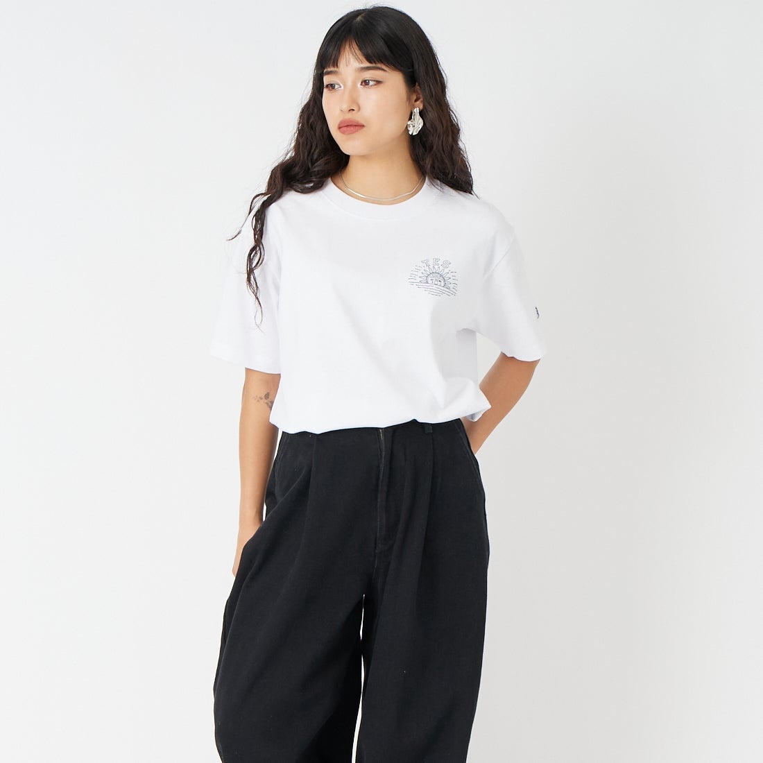 The Endless Summer [エンドレスサマー] バンダナ刺繍 Tシャツ [C-26574308] 07 WHITE &&モデル身長：162cm 着用サイズ：S&&