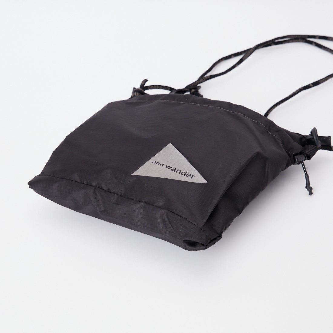 and wander [アンドワンダー] クリスピーリップサコッシュ [5746985151] BLACK