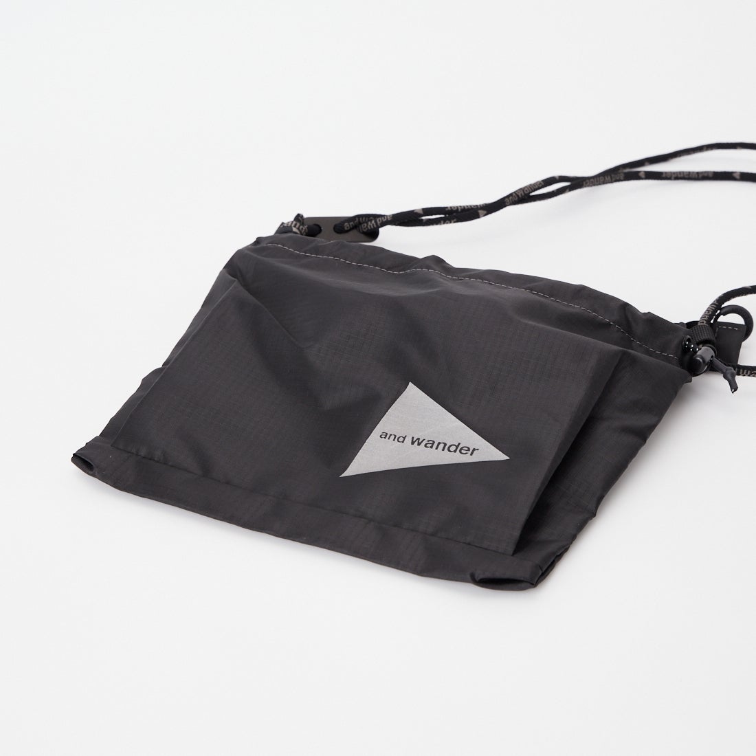 and wander [アンドワンダー] クリスピーリップサコッシュ [5746985151] BLACK