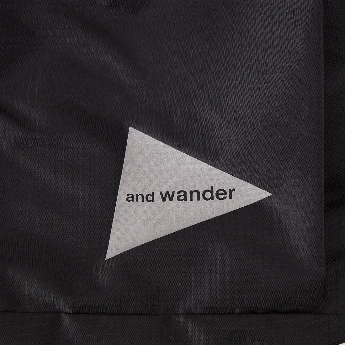 and wander [アンドワンダー] クリスピーリップサコッシュ [5746985151] BLACK