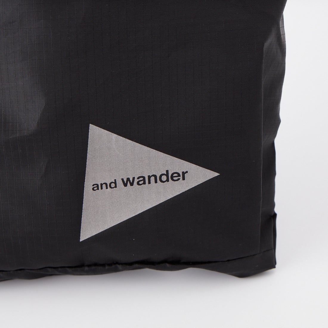 and wander [アンドワンダー] クリスピーリップサコッシュ [5746985151] BLACK