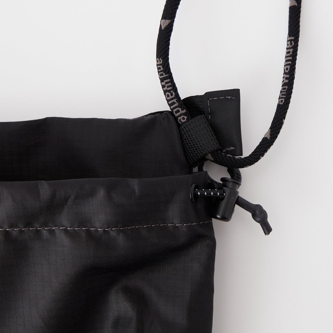 and wander [アンドワンダー] クリスピーリップサコッシュ [5746985151] BLACK