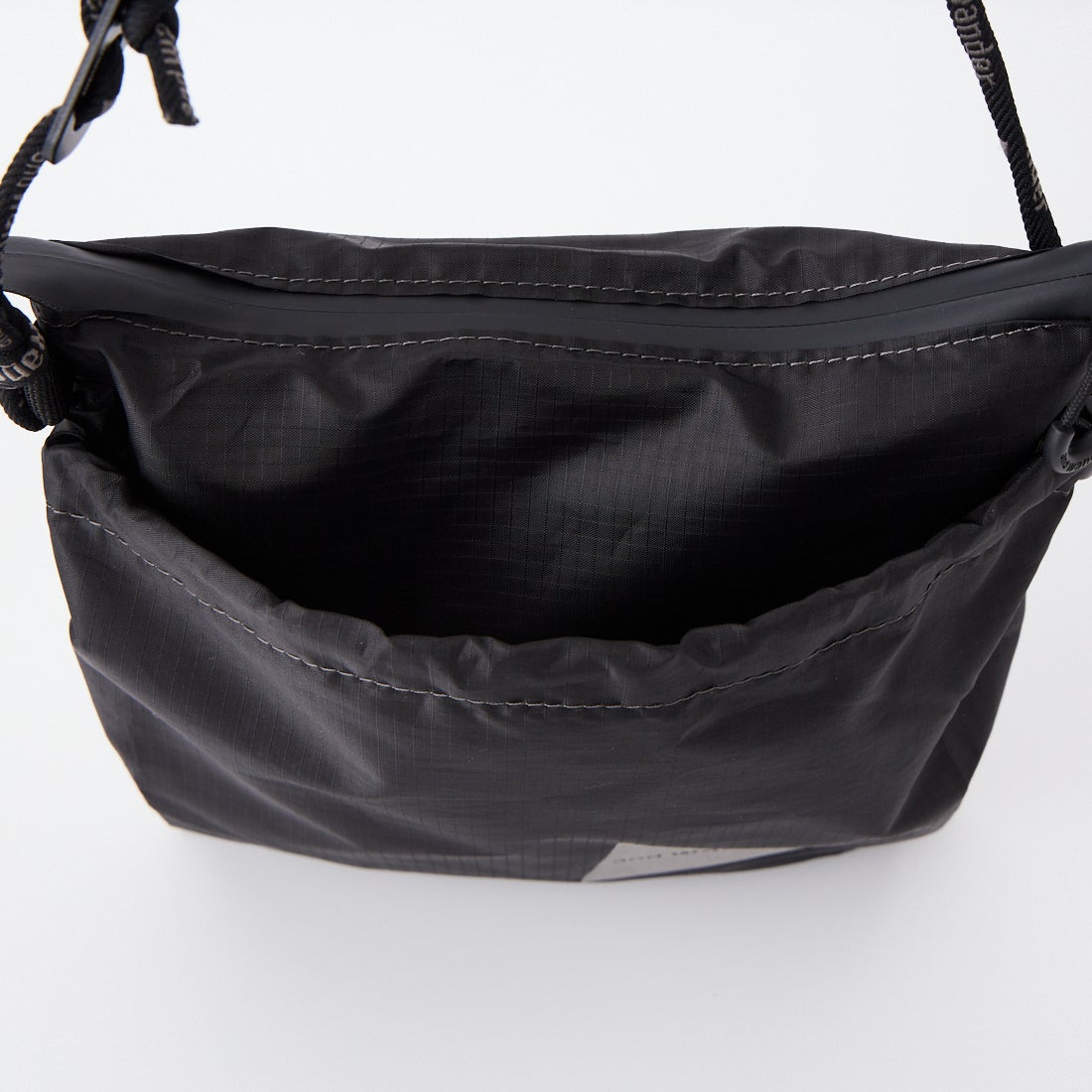 and wander [アンドワンダー] クリスピーリップサコッシュ [5746985151] BLACK