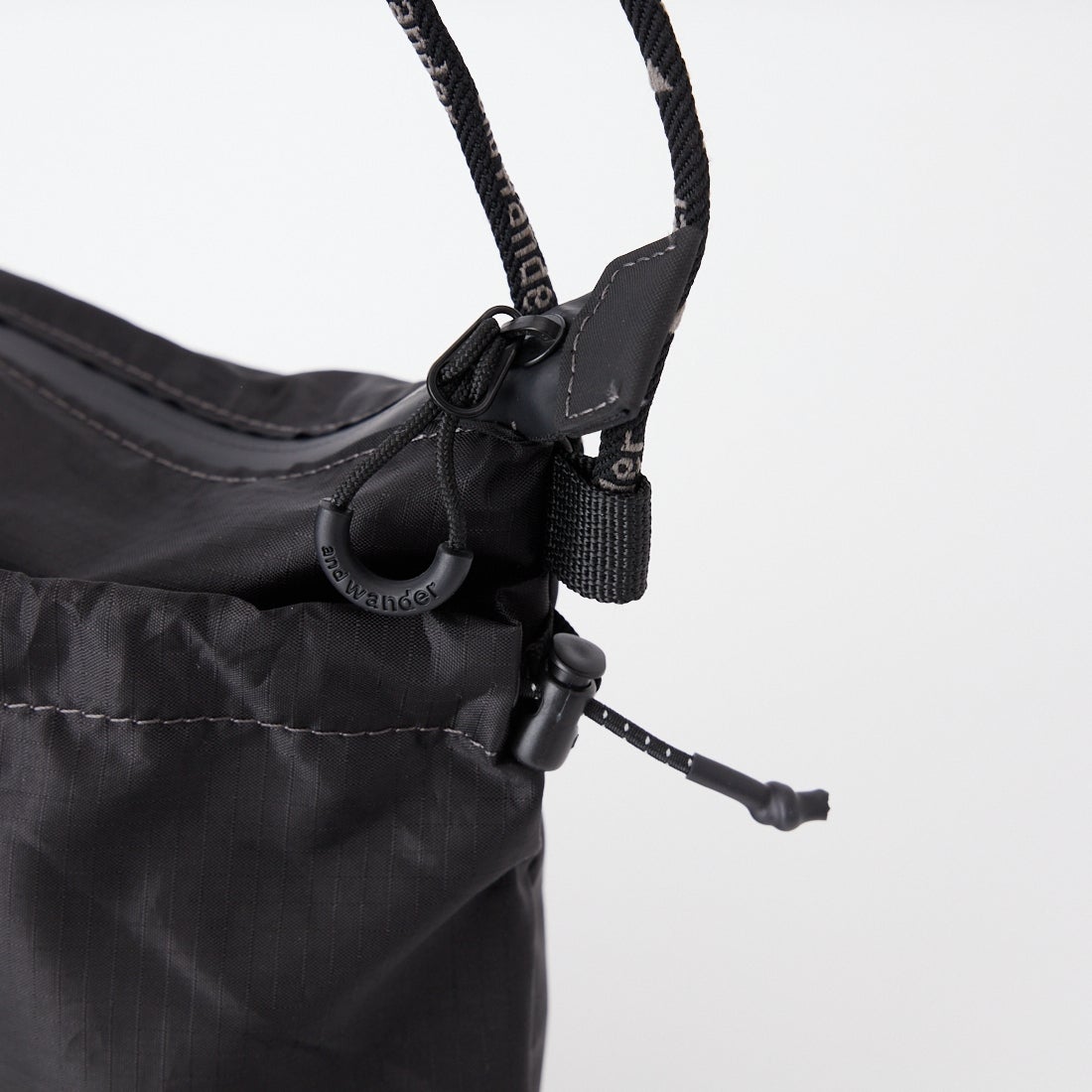 and wander [アンドワンダー] クリスピーリップサコッシュ [5746985151] BLACK