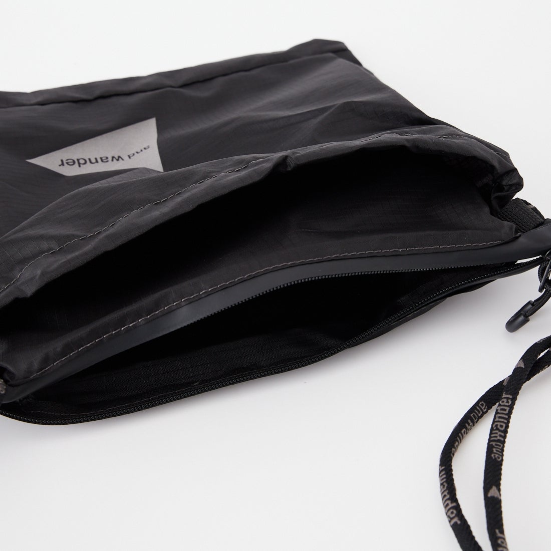 and wander [アンドワンダー] クリスピーリップサコッシュ [5746985151] BLACK