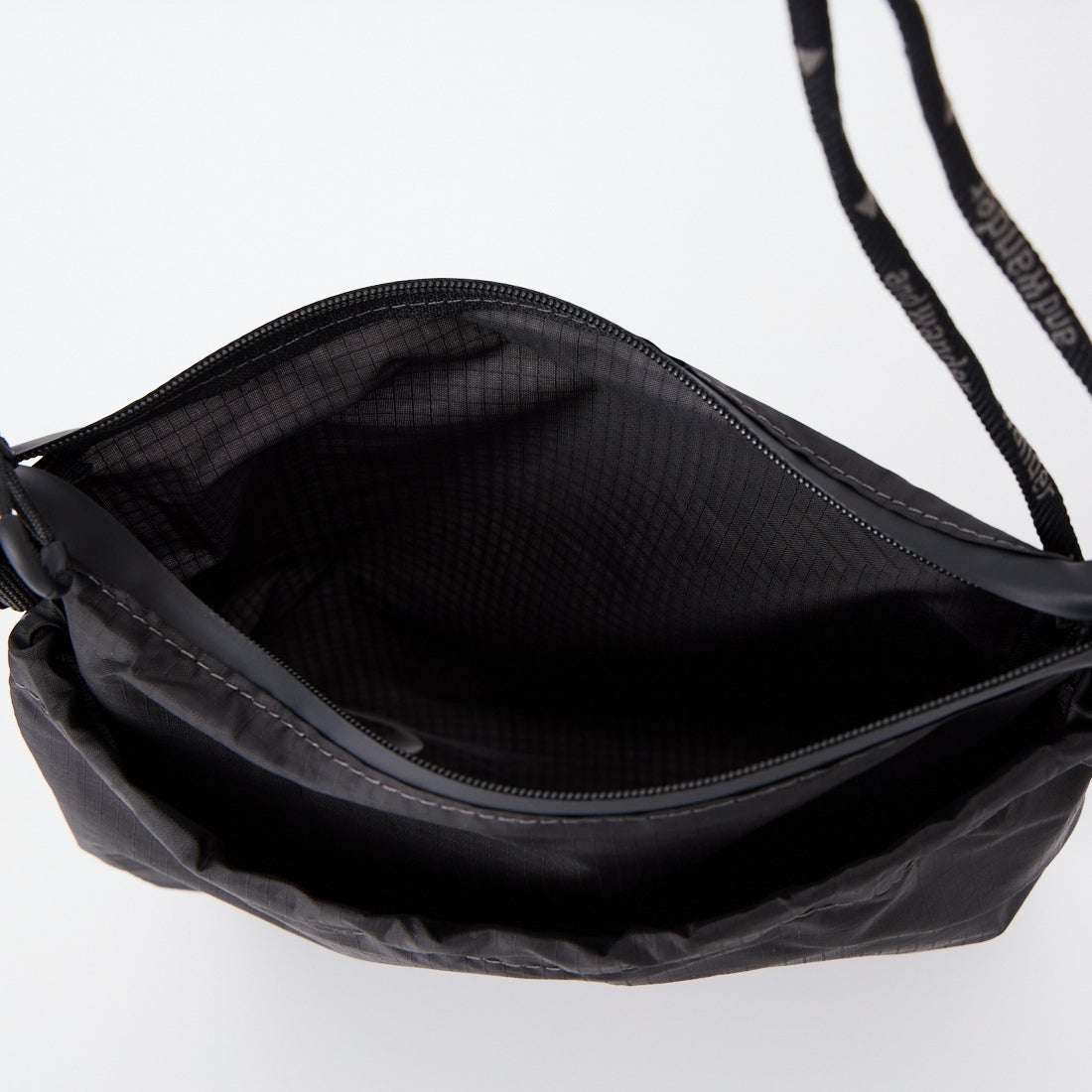 and wander [アンドワンダー] クリスピーリップサコッシュ [5746985151] BLACK