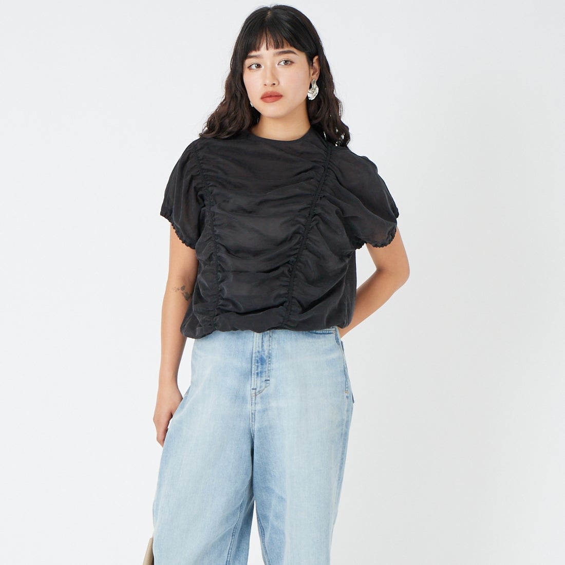 CLOCHE [クロシェ] シアーギャザーデザイントップス [61085034] ﾌﾞﾗｯｸ &&モデル身長：162cm 着用サイズ：2&&