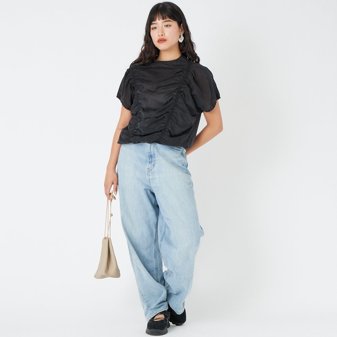 CLOCHE [クロシェ] シアーギャザーデザイントップス [61085034] ﾌﾞﾗｯｸ &&モデル身長：162cm 着用サイズ：2&&