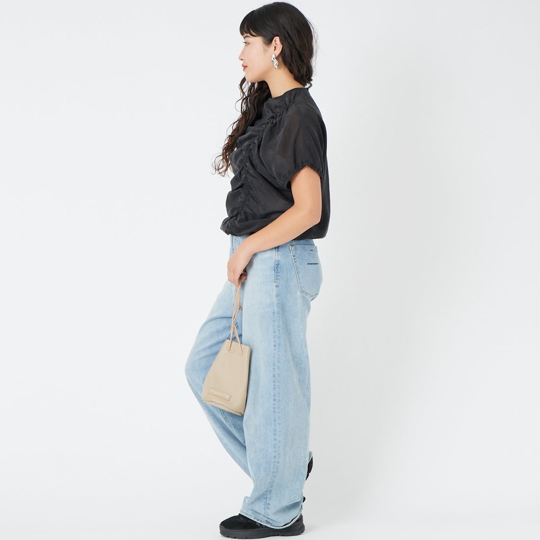 CLOCHE [クロシェ] シアーギャザーデザイントップス [61085034] ﾌﾞﾗｯｸ &&モデル身長：162cm 着用サイズ：2&&