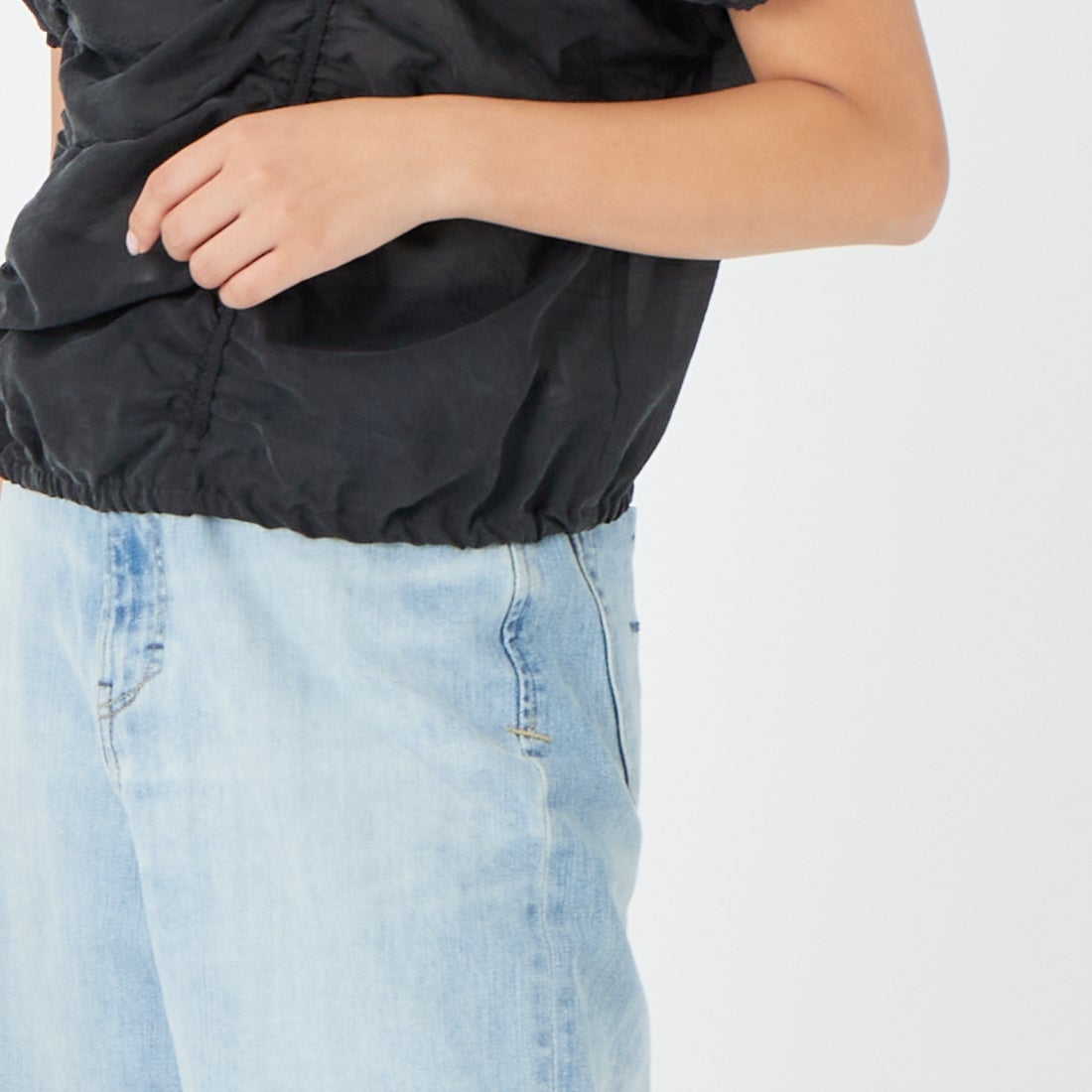 CLOCHE [クロシェ] シアーギャザーデザイントップス [61085034] ﾌﾞﾗｯｸ &&モデル身長：162cm 着用サイズ：2&&