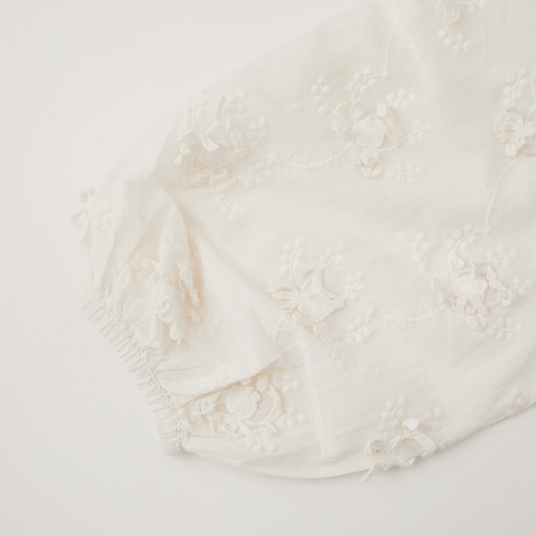 crinkle crinkle crinkle [クリンクル クリンクル クリンクル] 3D刺繍 ギャザーボレロ [CC-4517] WHITE