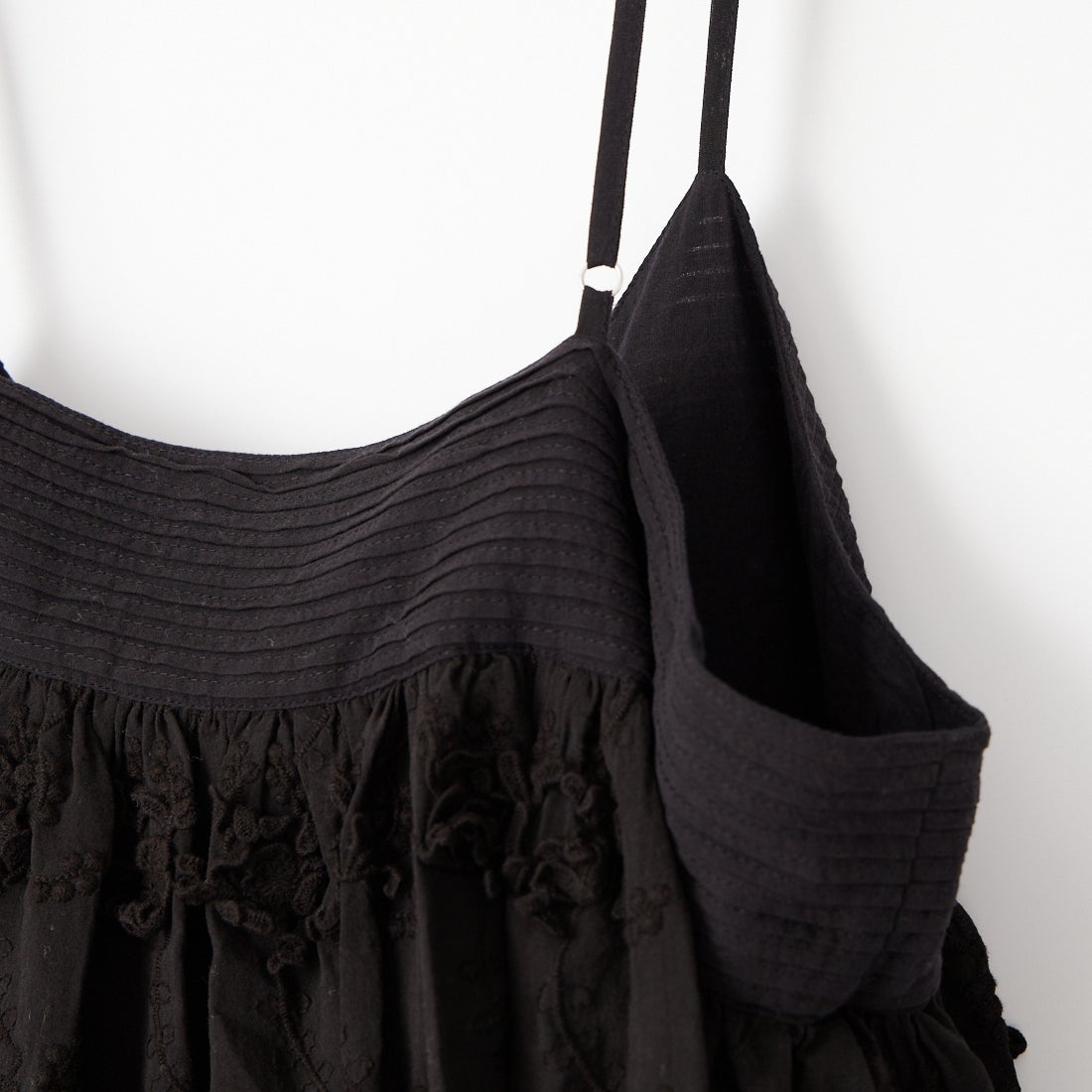 crinkle crinkle crinkle [クリンクル クリンクル クリンクル] 3D刺繍カシュクールキャミソール [CC-4518] BLACK