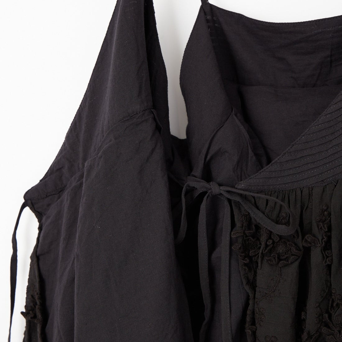 crinkle crinkle crinkle [クリンクル クリンクル クリンクル] 3D刺繍カシュクールキャミソール [CC-4518] BLACK