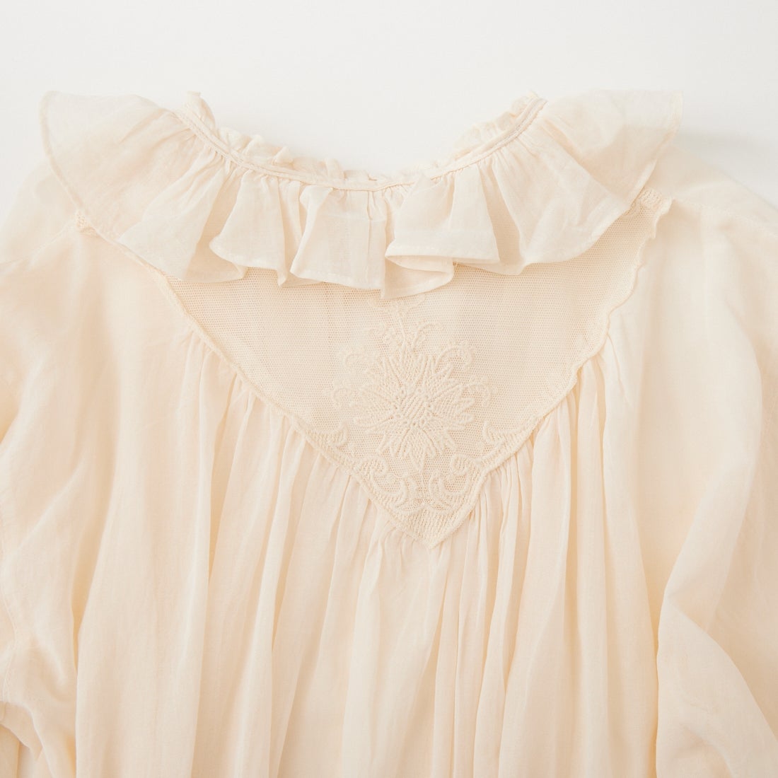 crinkle crinkle crinkle [クリンクル クリンクル クリンクル] バック刺繍シアーブラウス [CC-4534] IVORY