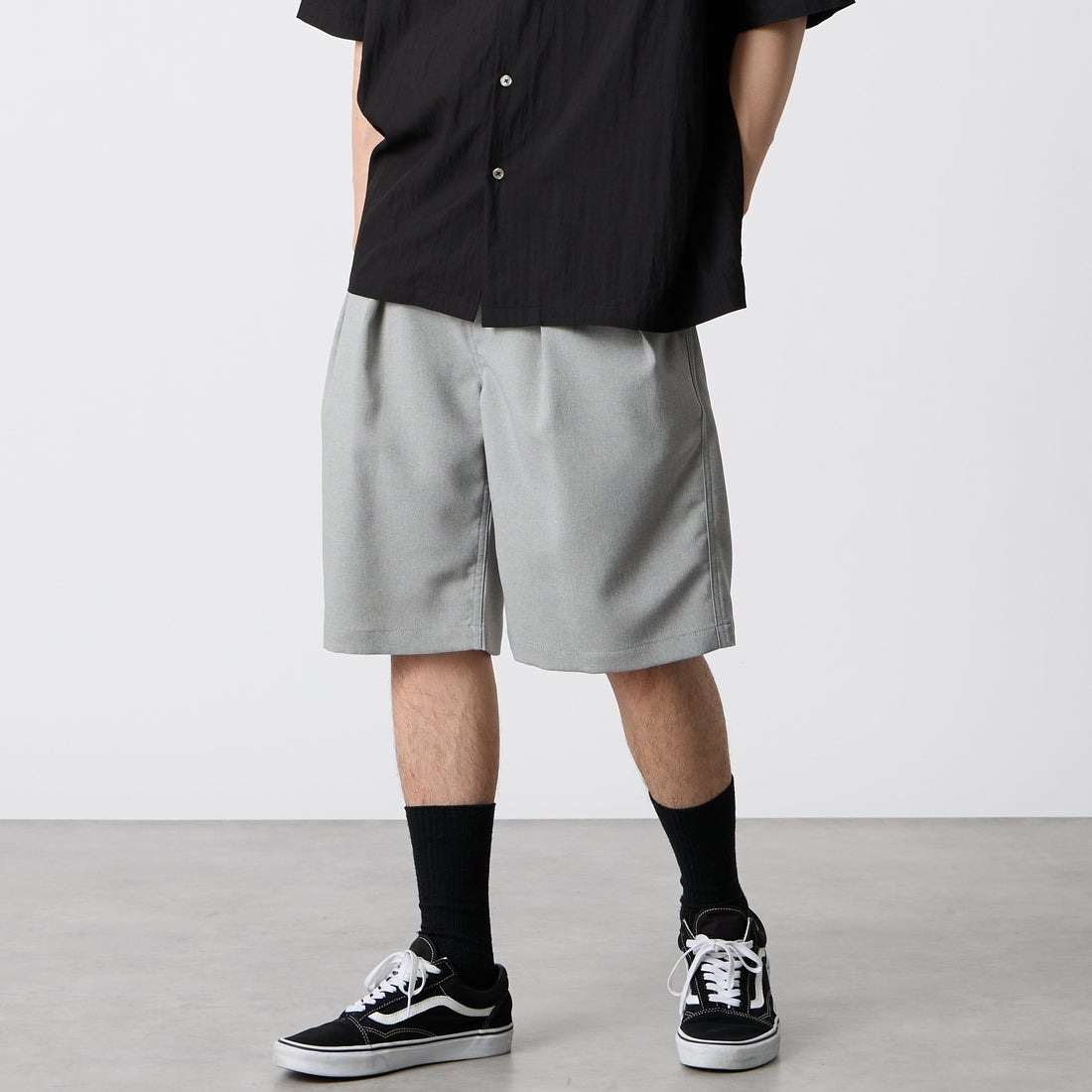 iori [イオリ] 別注 2タックトラウザーショーツ [IP185-JF] GRAY &&モデル身長：177cm 着用サイズ：2&&