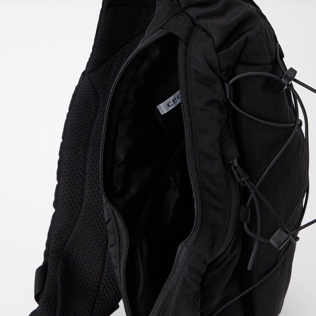 C.P.COMPANY [シーピーカンパニー] ナイロンB クロスボディバックパック [RCCMAC735A] 999 BLACK
