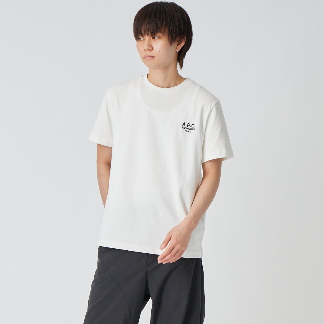 A.P.C. [アー・ペー・セー] ロゴ刺繍ショートスリーブTシャツ [STANDARD-RUE-MADAME] 87 BLANC/M &&モデル身長：177cm 着用サイズ：M&&