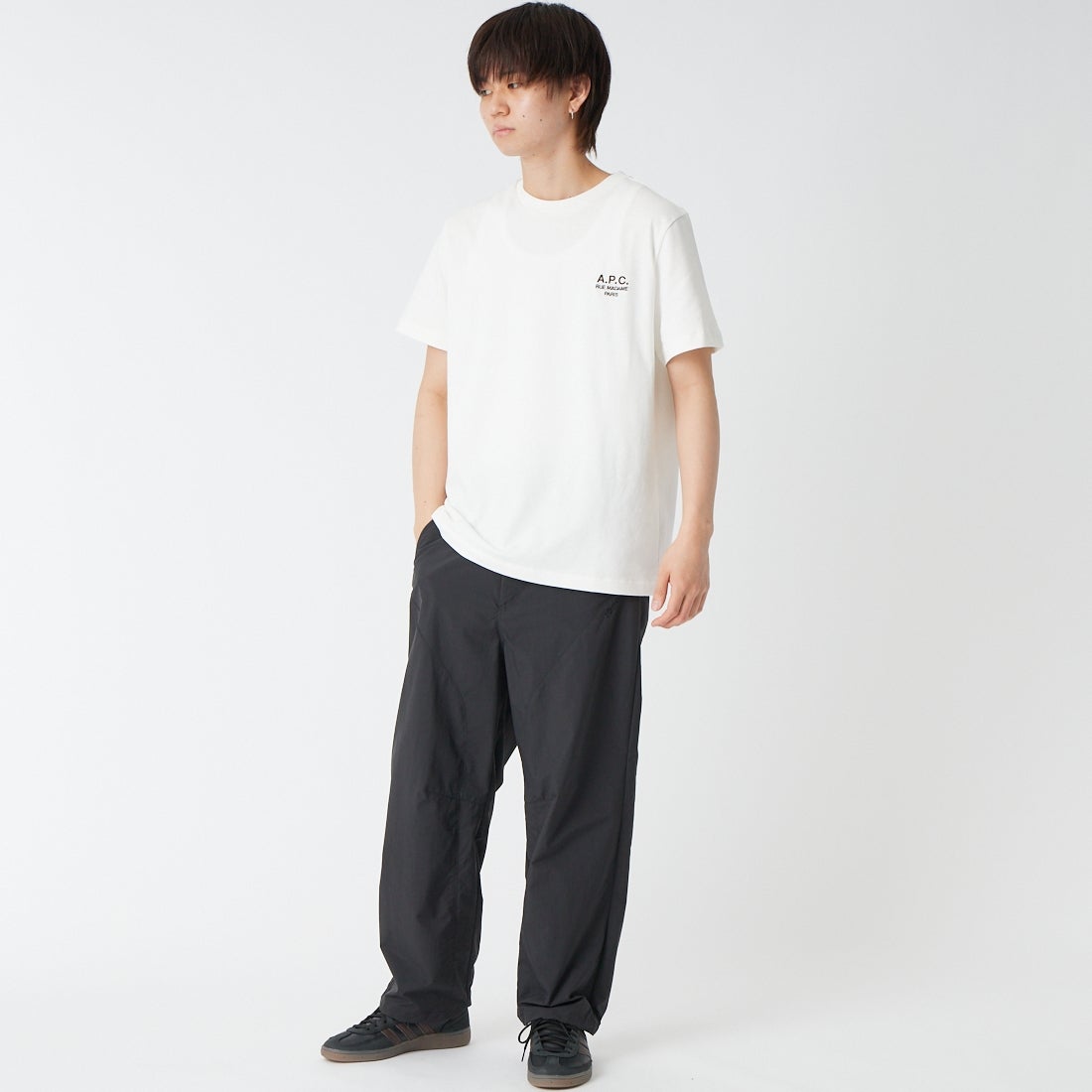 A.P.C. [アー・ペー・セー] ロゴ刺繍ショートスリーブTシャツ [STANDARD-RUE-MADAME] 87 BLANC/M &&モデル身長：177cm 着用サイズ：M&&