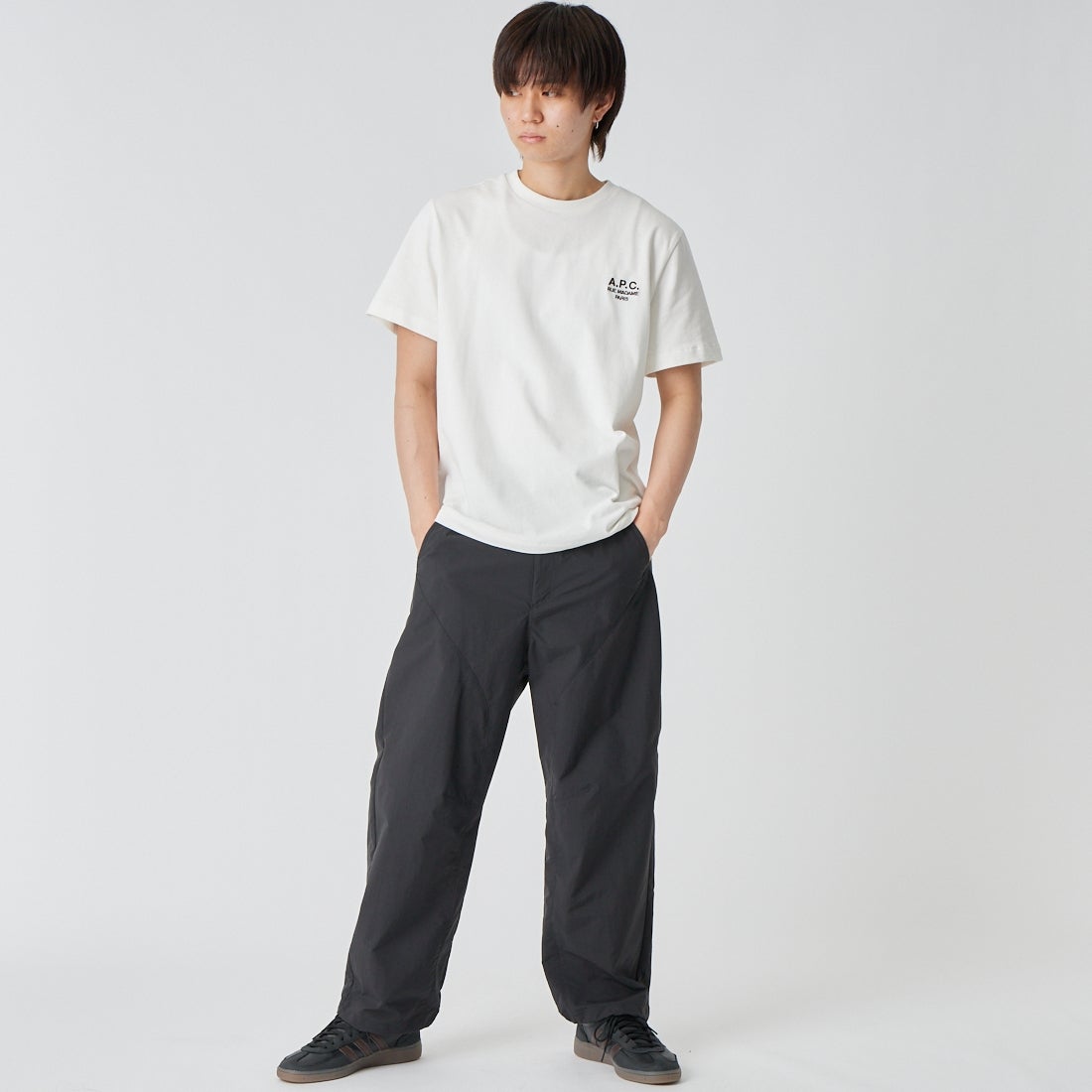 A.P.C. [アー・ペー・セー] ロゴ刺繍ショートスリーブTシャツ [STANDARD-RUE-MADAME] 87 BLANC/M &&モデル身長：177cm 着用サイズ：M&&