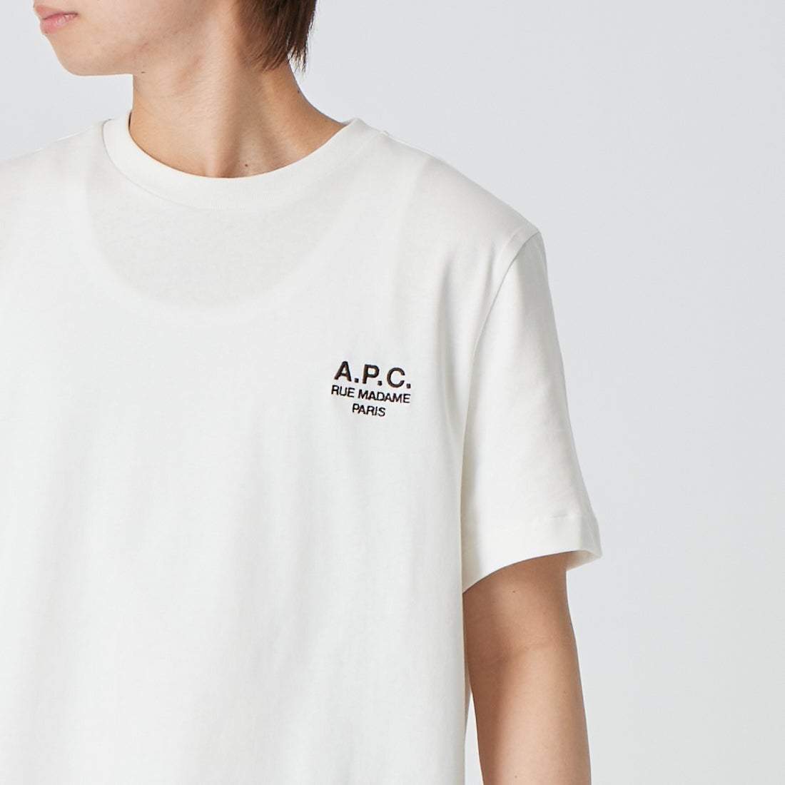 A.P.C. [アー・ペー・セー] ロゴ刺繍ショートスリーブTシャツ [STANDARD-RUE-MADAME] 87 BLANC/M &&モデル身長：177cm 着用サイズ：M&&