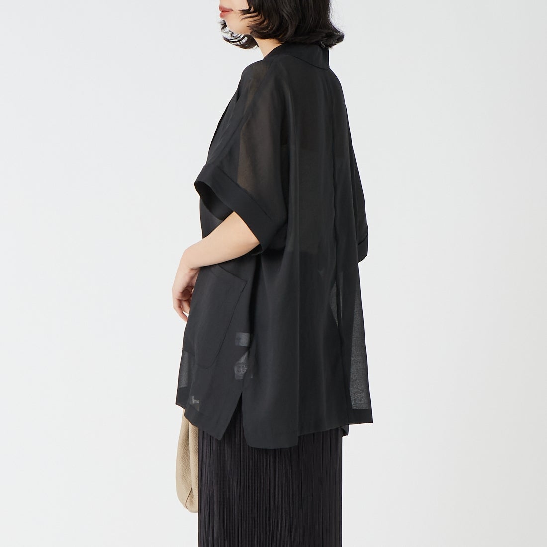 USINE [ユジーヌ] リネンライクシアーショートスリーブジャケット [21267061] 004 ﾌﾞﾗｯｸ &&モデル身長：162cm 着用サイズ：F&&