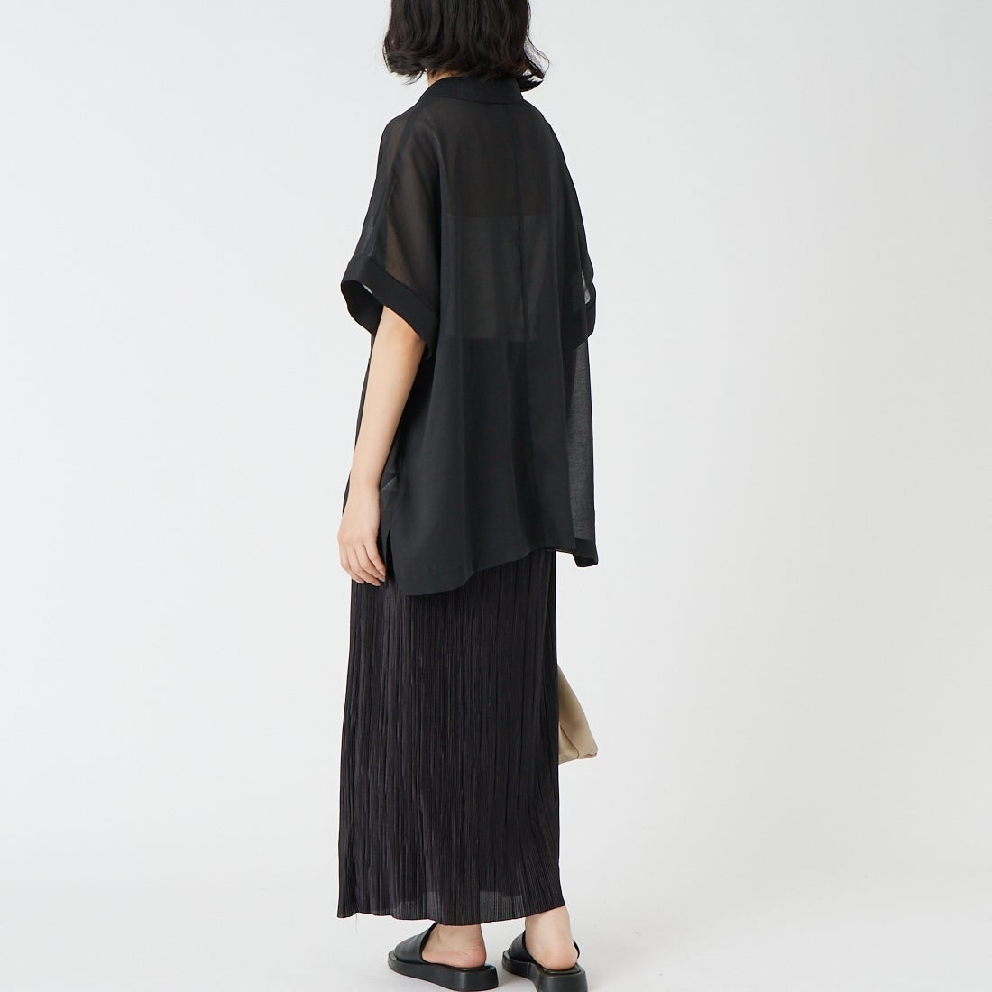 USINE [ユジーヌ] リネンライクシアーショートスリーブジャケット [21267061] 004 ﾌﾞﾗｯｸ &&モデル身長：162cm 着用サイズ：F&&