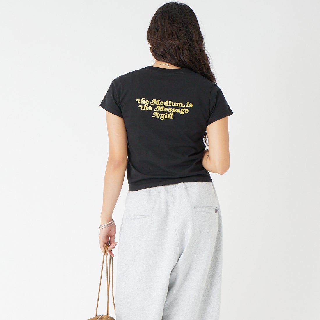 X-girl [エックスガール] グリッターロゴ＆フェイス 半袖ベビーTシャツ [105261011012] BLACK &&モデル身長：162cm 着用サイズ：M&&
