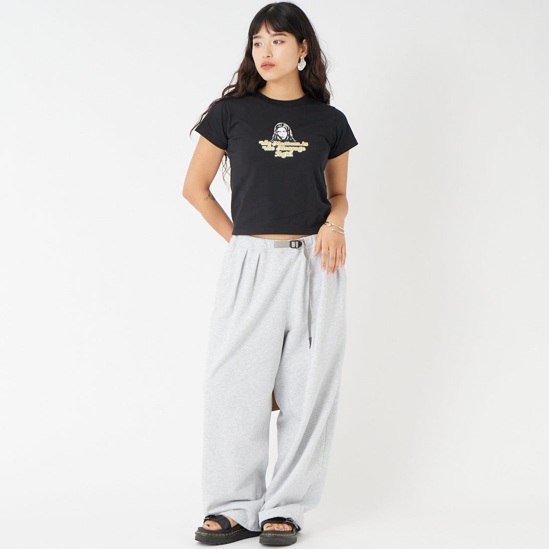 X-girl [エックスガール] グリッターロゴ＆フェイス 半袖ベビーTシャツ [105261011012] BLACK &&モデル身長：162cm 着用サイズ：M&&