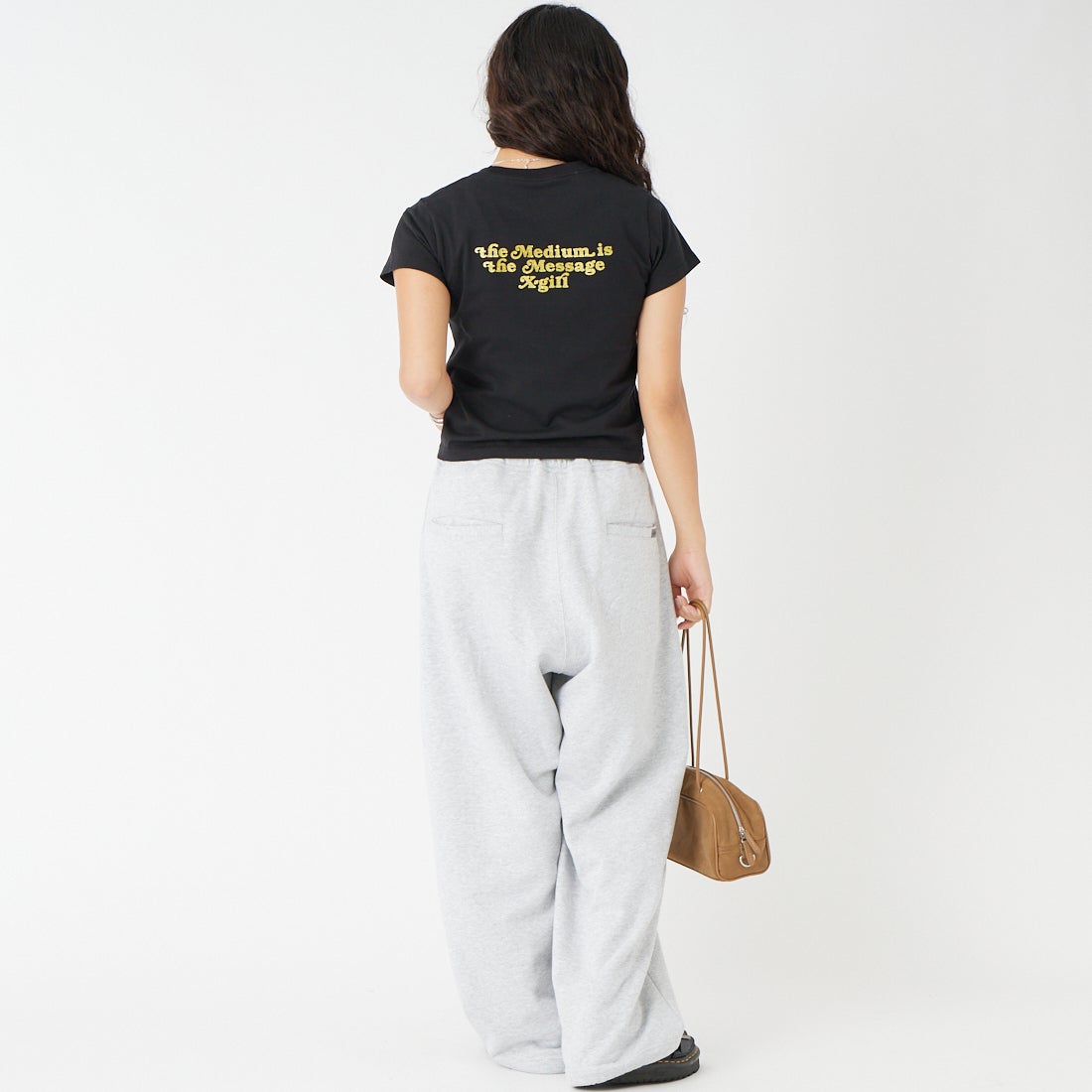 X-girl [エックスガール] グリッターロゴ＆フェイス 半袖ベビーTシャツ [105261011012] BLACK &&モデル身長：162cm 着用サイズ：M&&